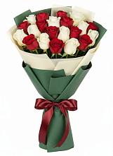 Букет Микс из красных и белых роз в Поречье