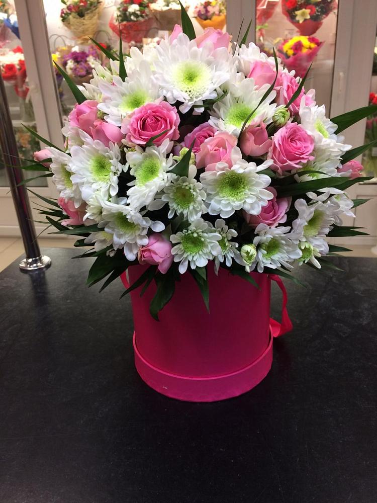 Цветочная композиция из Розы и Хризантемы в шляпной коробке в Поречье