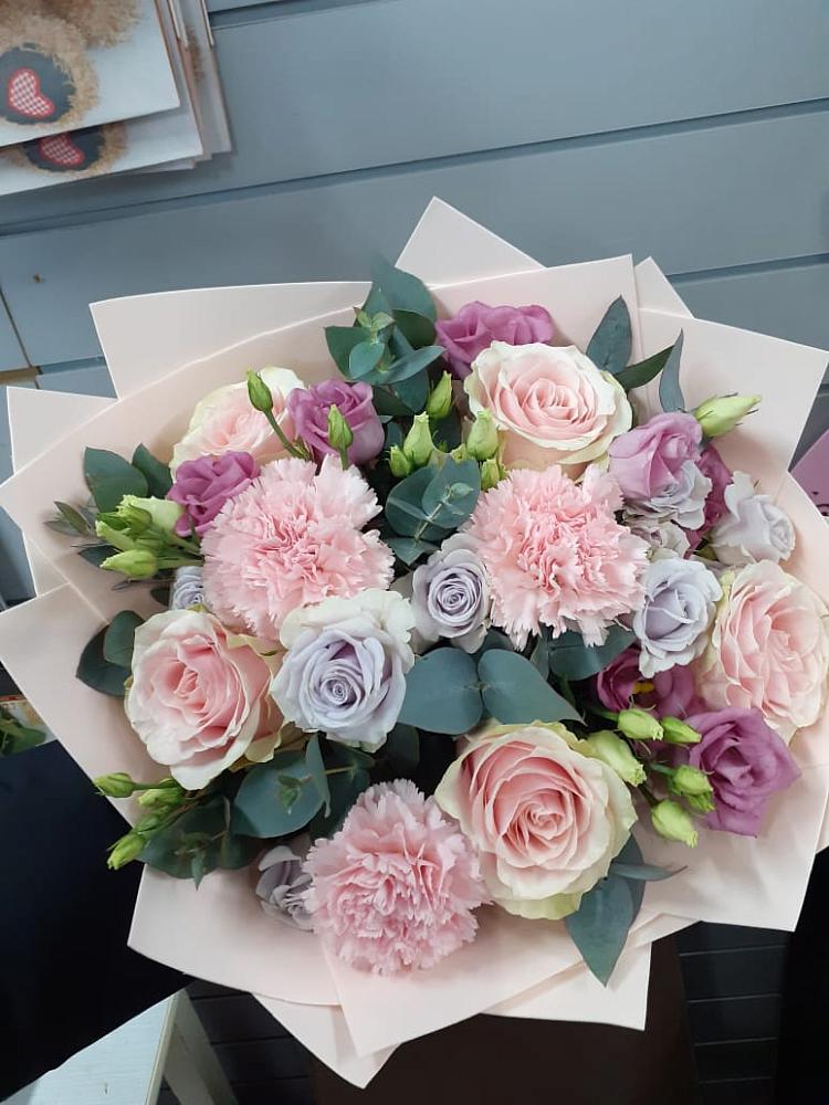 Букет цветов из: Розы, Гвоздики и Лизиантусы в Поречье